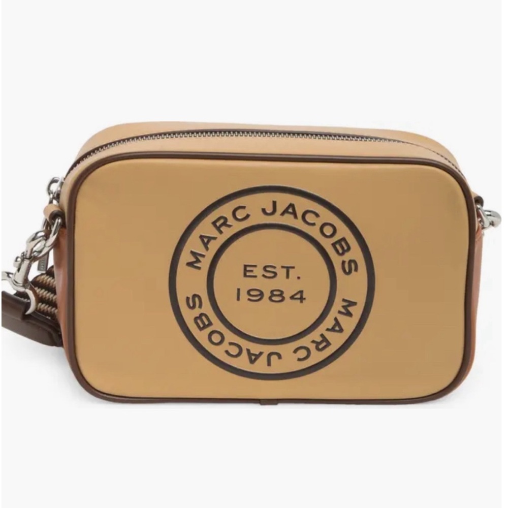 MARC JACOBS 🆕 Flash Leather Camera Crossbody Bag. Love the crossbody strap 💕!